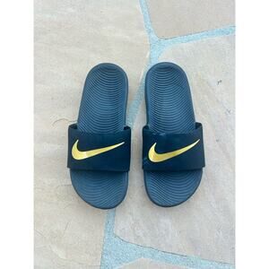 Nike Girl's Kawa Black/Gold Slide Sandal (GS/PS)-4Y 819352-003